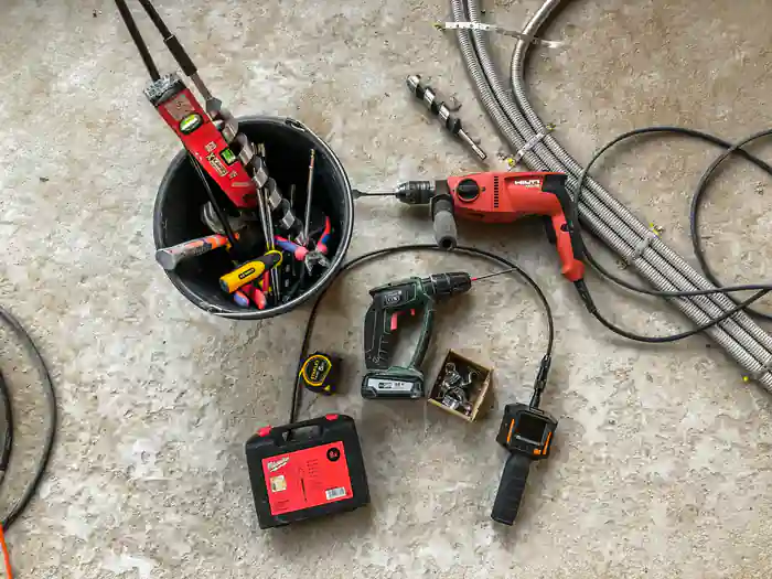 Professioneller Elektriker bei der Arbeit